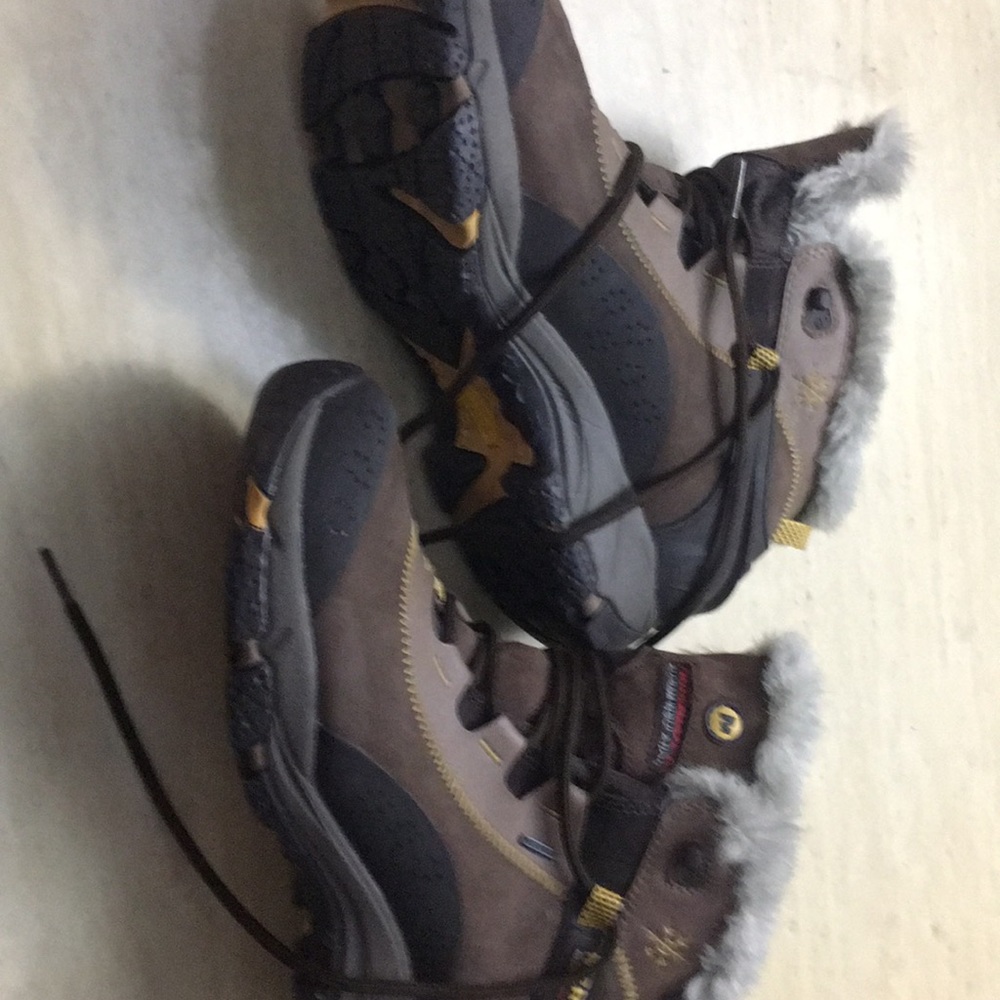Merrell women’s continuum snow boots never worn